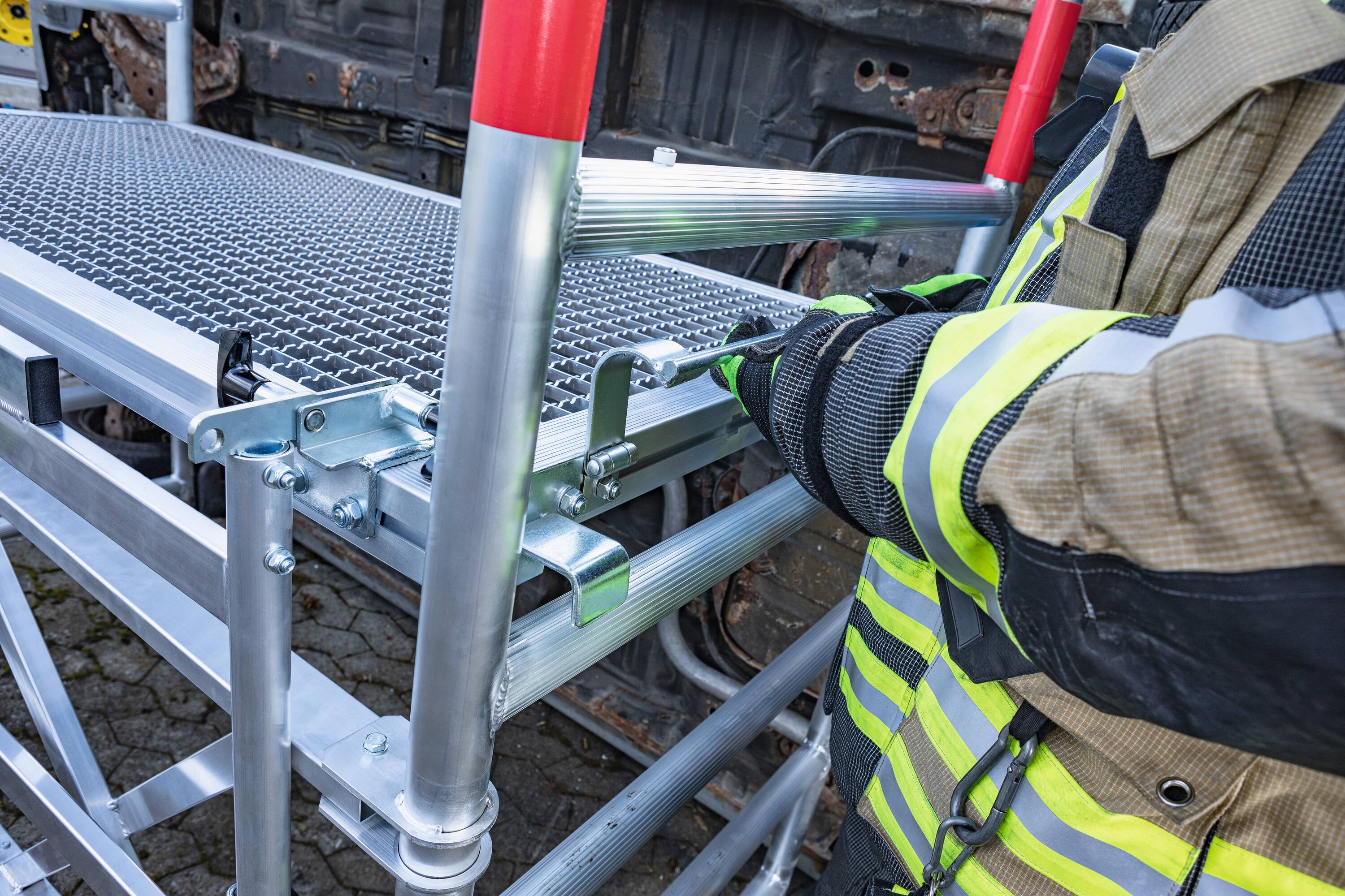 Rettungs- und Arbeitsplattform mit Klapprahmen DIN 14830