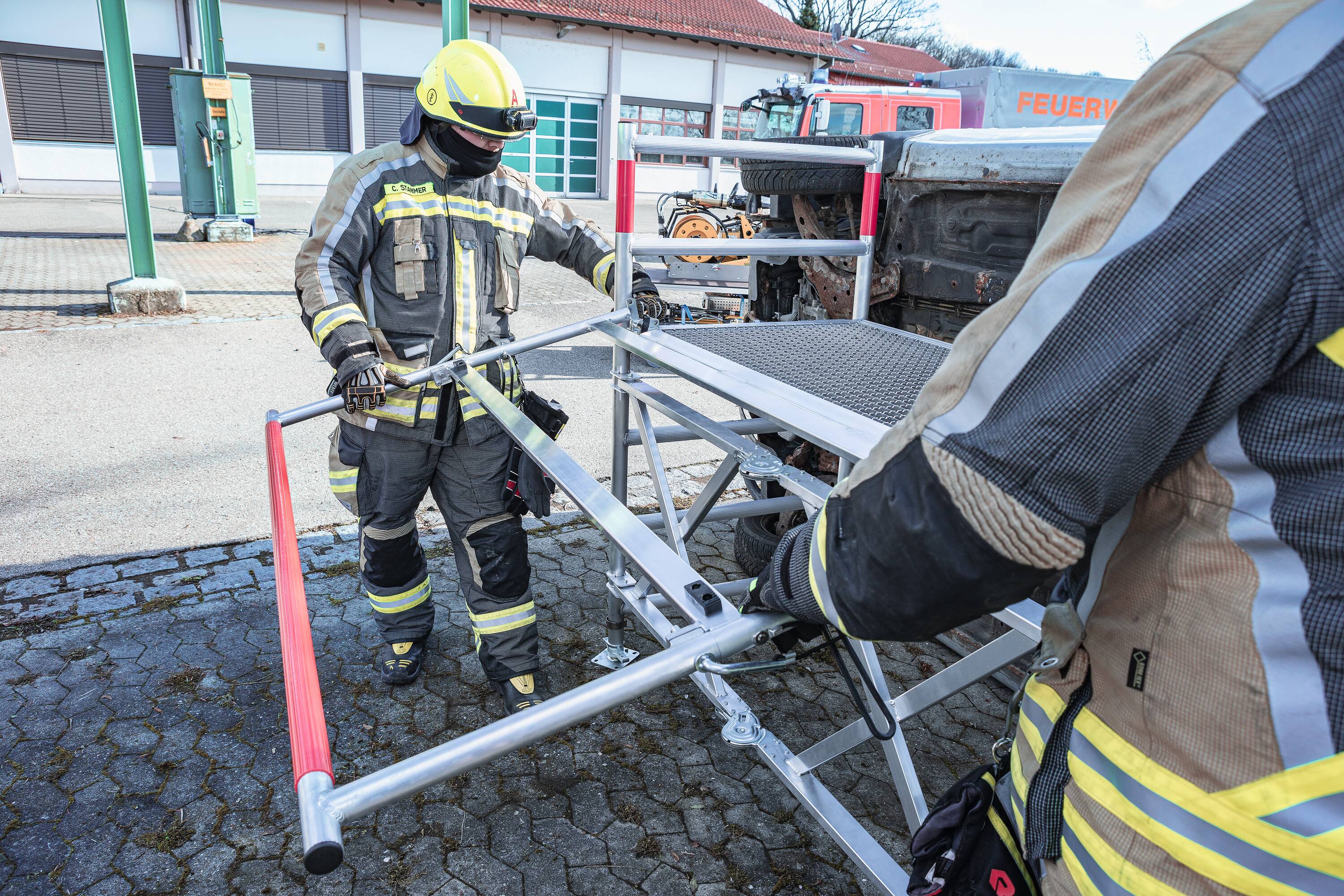 Rettungs- und Arbeitsplattform mit Klapprahmen DIN 14830