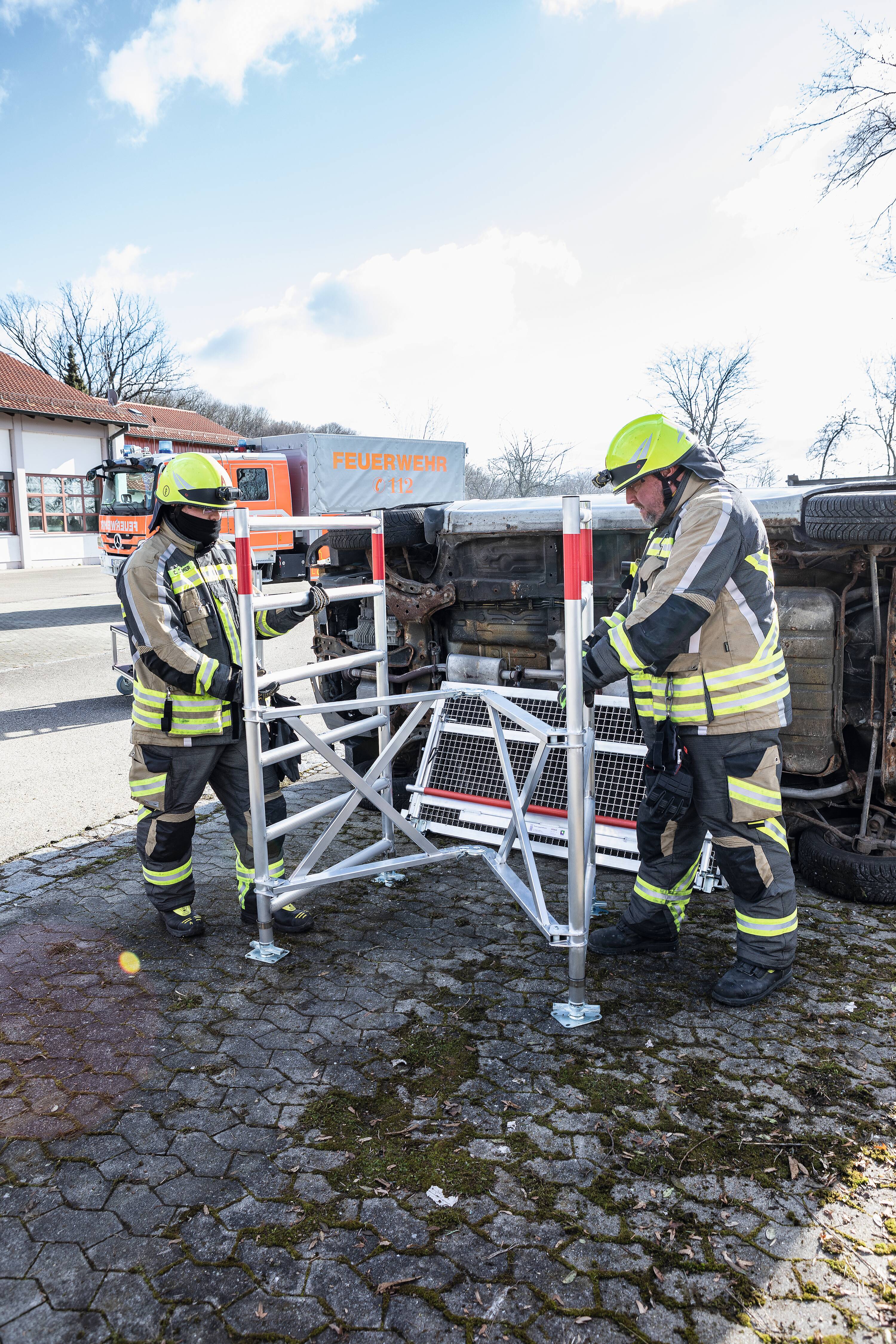 Rettungs- und Arbeitsplattform mit Klapprahmen DIN 14830