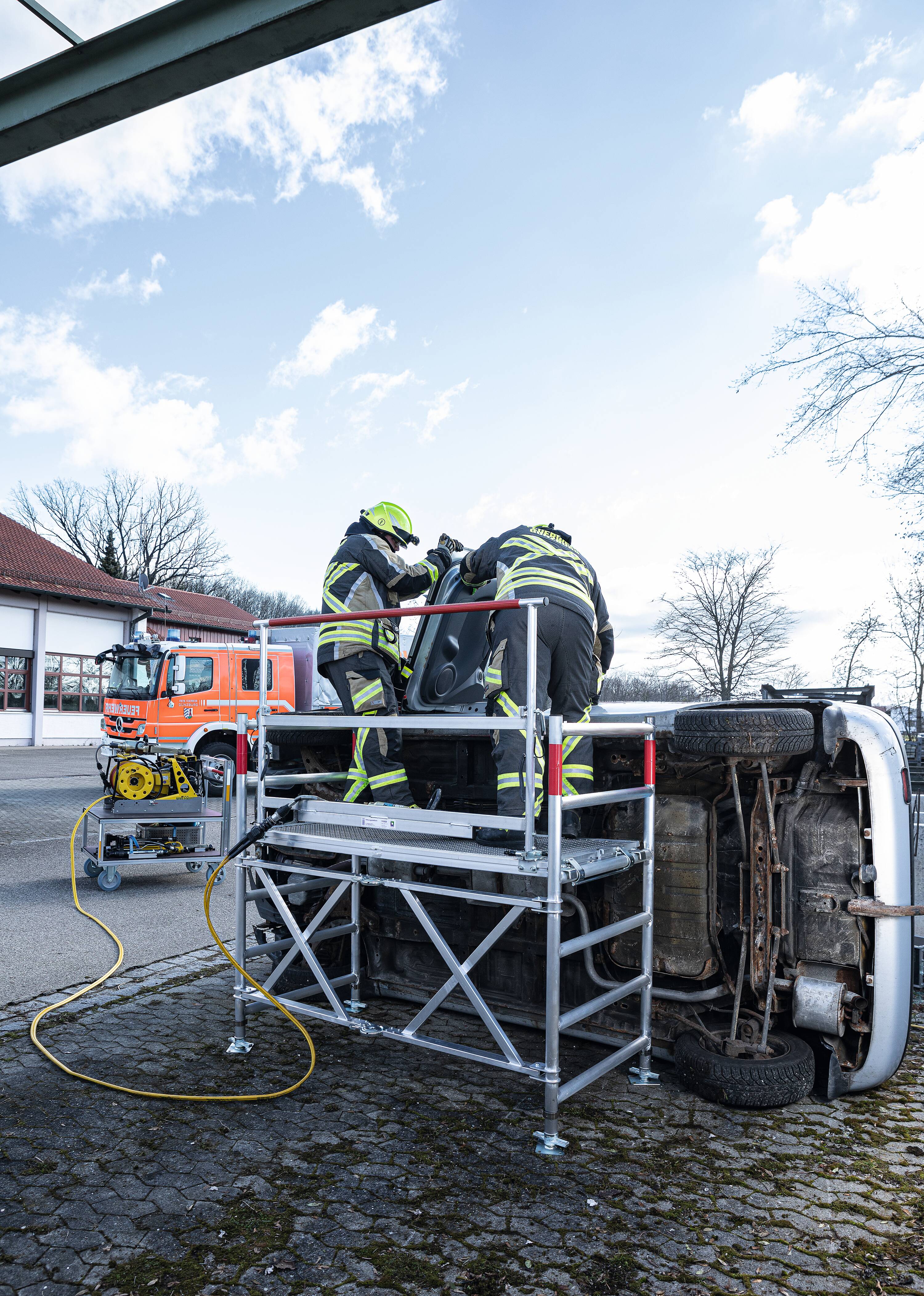 Rettungs- und Arbeitsplattform mit Klapprahmen DIN 14830